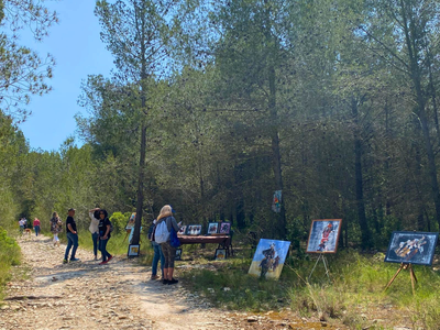 CaminART 2a edició (4).png Participants observant les obres de la segona edició del CaminART