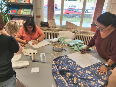 Unes voluntàries s'encarreguen de tallar les teles i marcar-les.