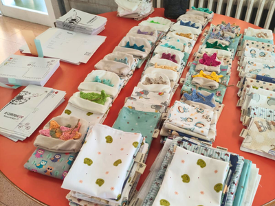 Els saquets conseguits durant la jornada, preparats sobre una taula i llestos per entregar.