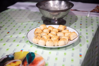 Primer taller de panellets a la cuina del Mercat Central