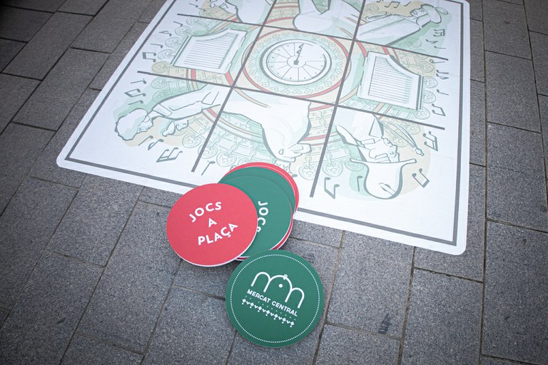 Instal·lats a la plaça Corsini els cinc taulers de jocs tradicionals del projecte Jocs a Plaça