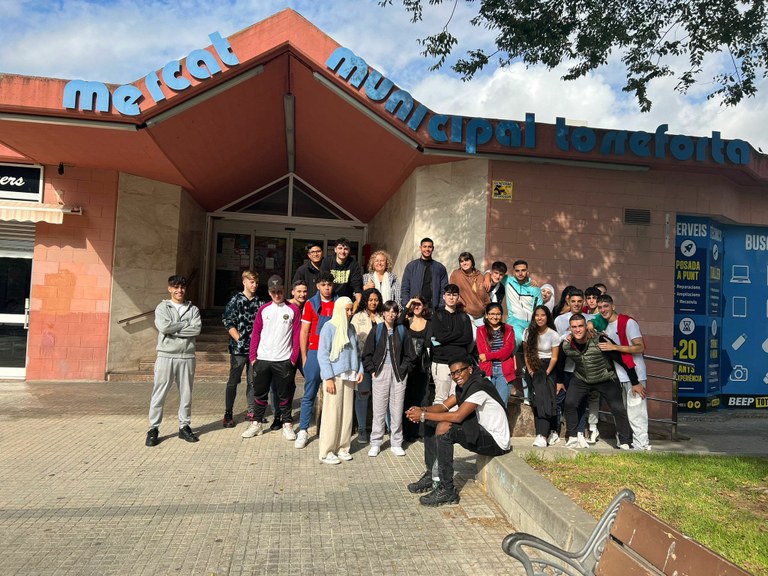Una quarantena d'alumnes del Vidal i Barraquer impulsaran un projecte de dinamització del Mercat de Torreforta