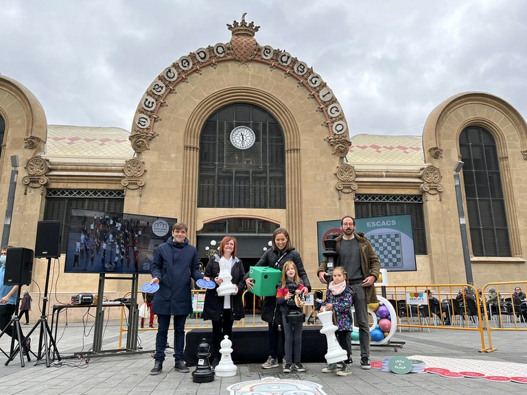 Els Mercats de Tarragona celebren el seu doble aniversari amb taulers de jocs tradicional a la plaça Corsini i una fideuà popular a Torreforta