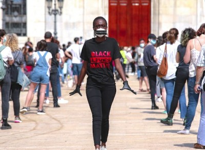 Soda Seck activista afrofeminista de la Red Antirracista durante la concentración contra el racismo institucional.  2020.