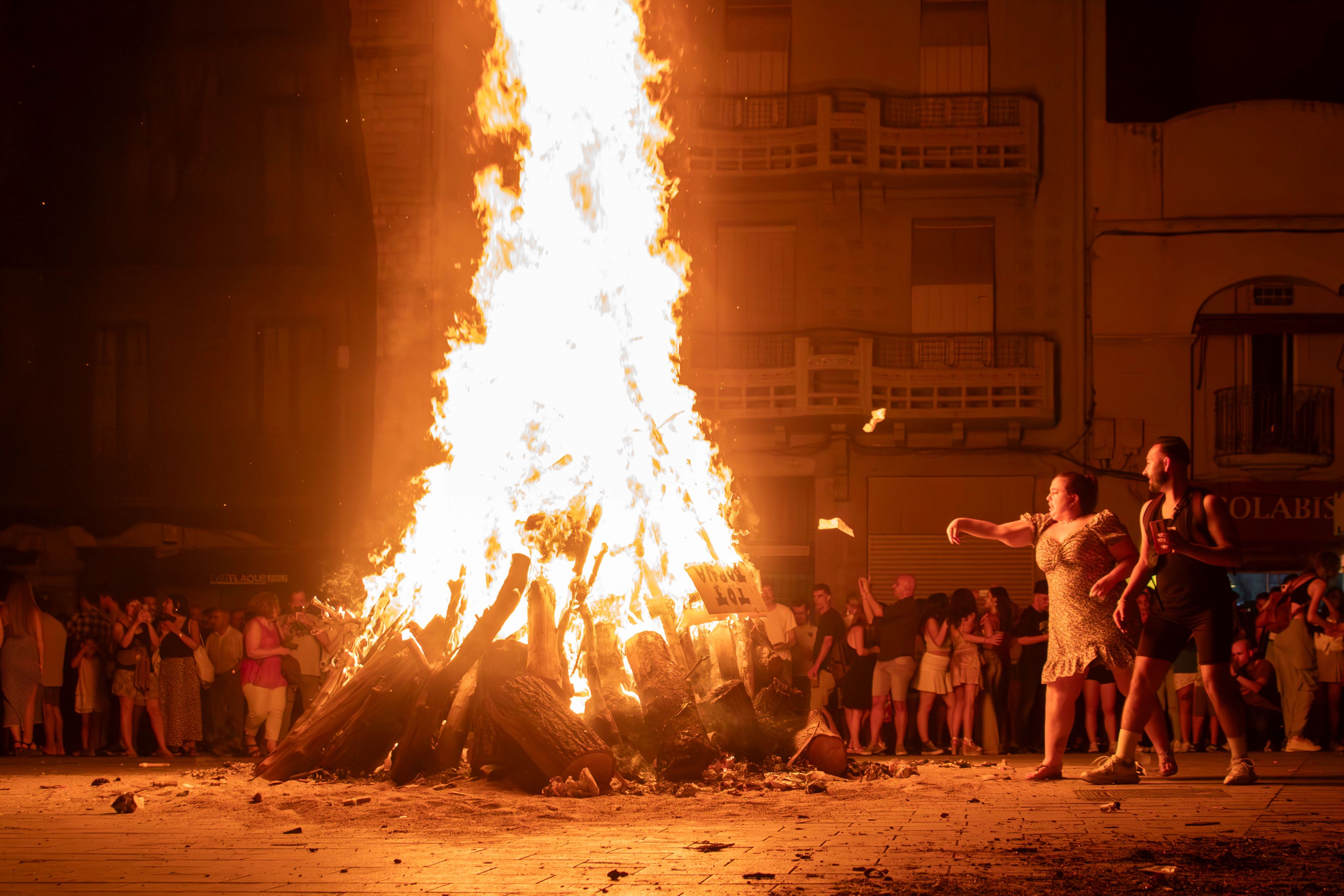 Grans enceses de lluïment, lectura del manifest dels ninots de les foguerades a càrrec del Ball d’en Serrallonga i encesa de la foguera