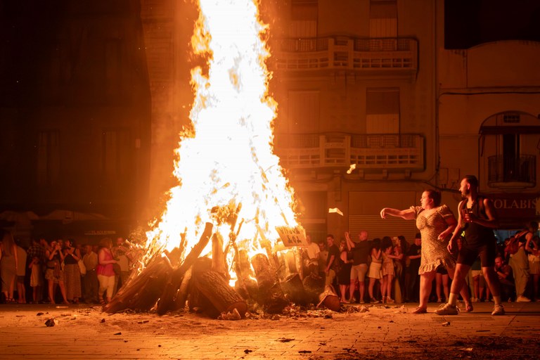Grans enceses de lluïment, lectura del manifest dels ninots de les foguerades a càrrec del Ball d’en Serrallonga i encesa de la foguera