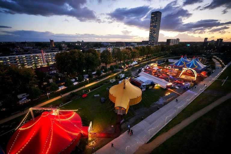 Low Cost Paradise. Cirque Pardi!