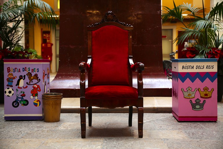 Lliurament de cartes al patge reial