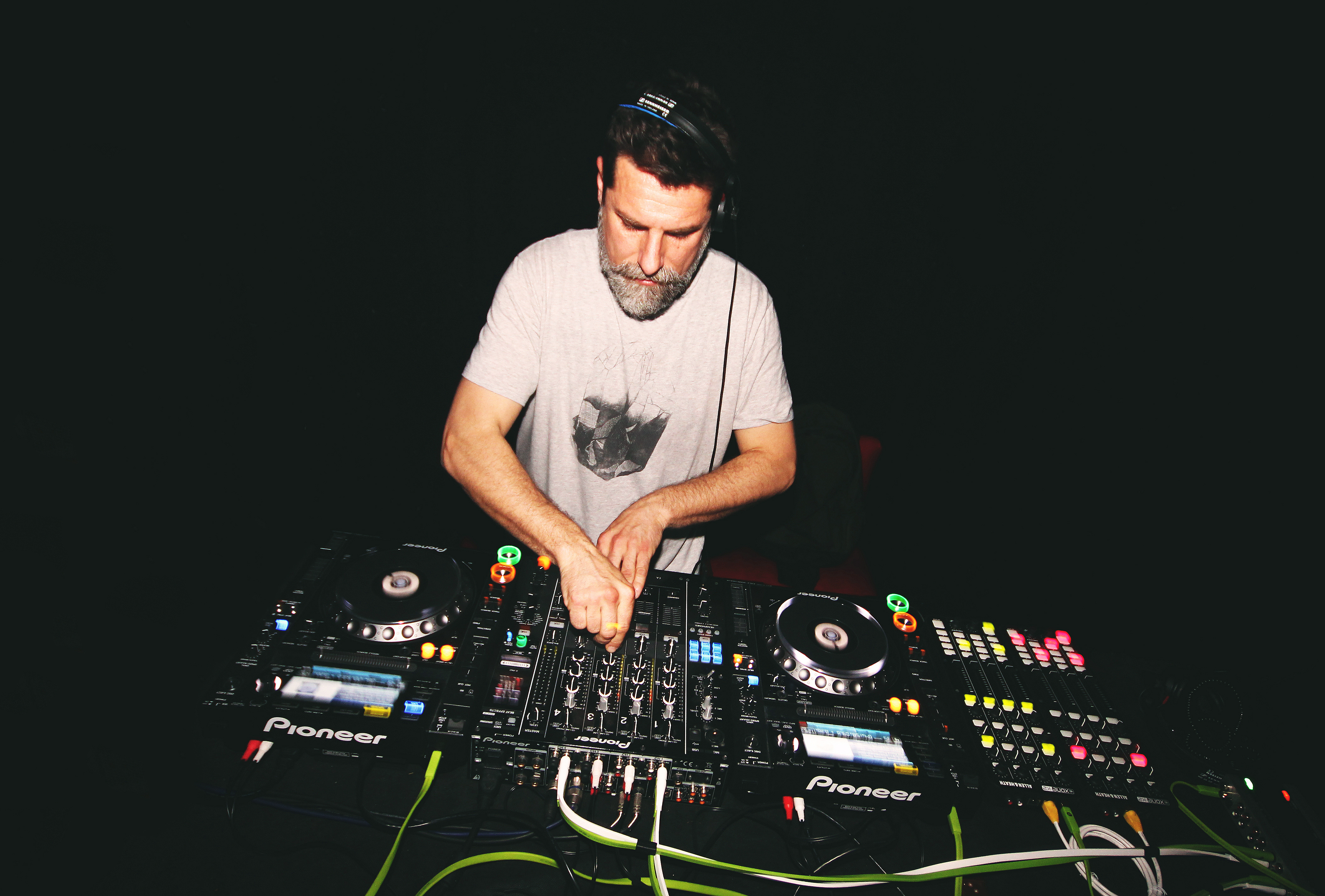 Visita guiada a "Digital After All" + vermut musical