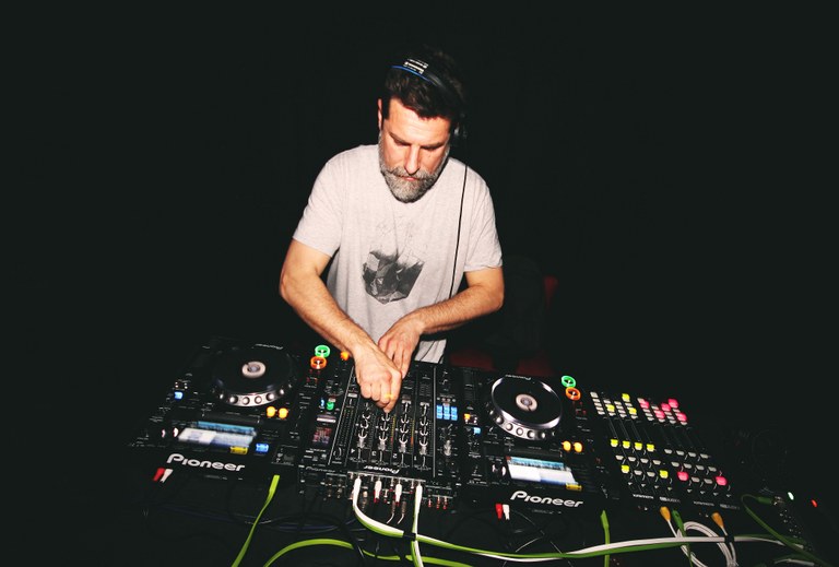 Visita guiada a "Digital After All" + vermut musical