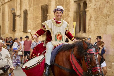 L’anada a professó amb el Seguici de Sant Magí