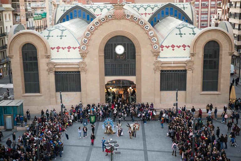 L’arribada del Carnaval omple de festa i colors els mercats de Tarragona