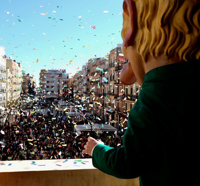 L'Home dels Nassos al balcó de l'Ajuntament.