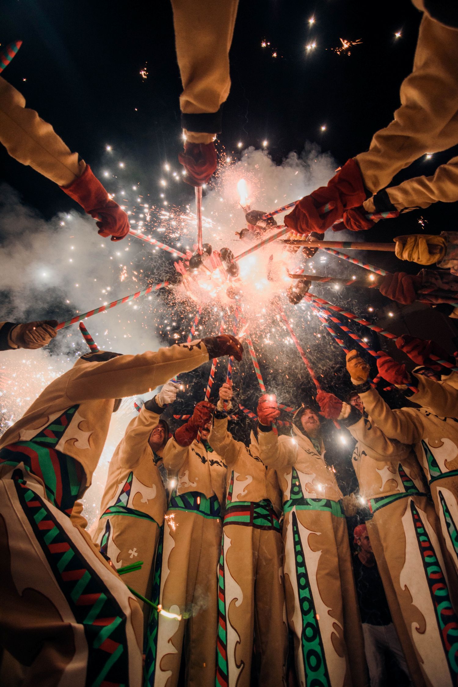 Actuació d’homenatge del Ball de Diables a La Sociedad Cultural La Artesana