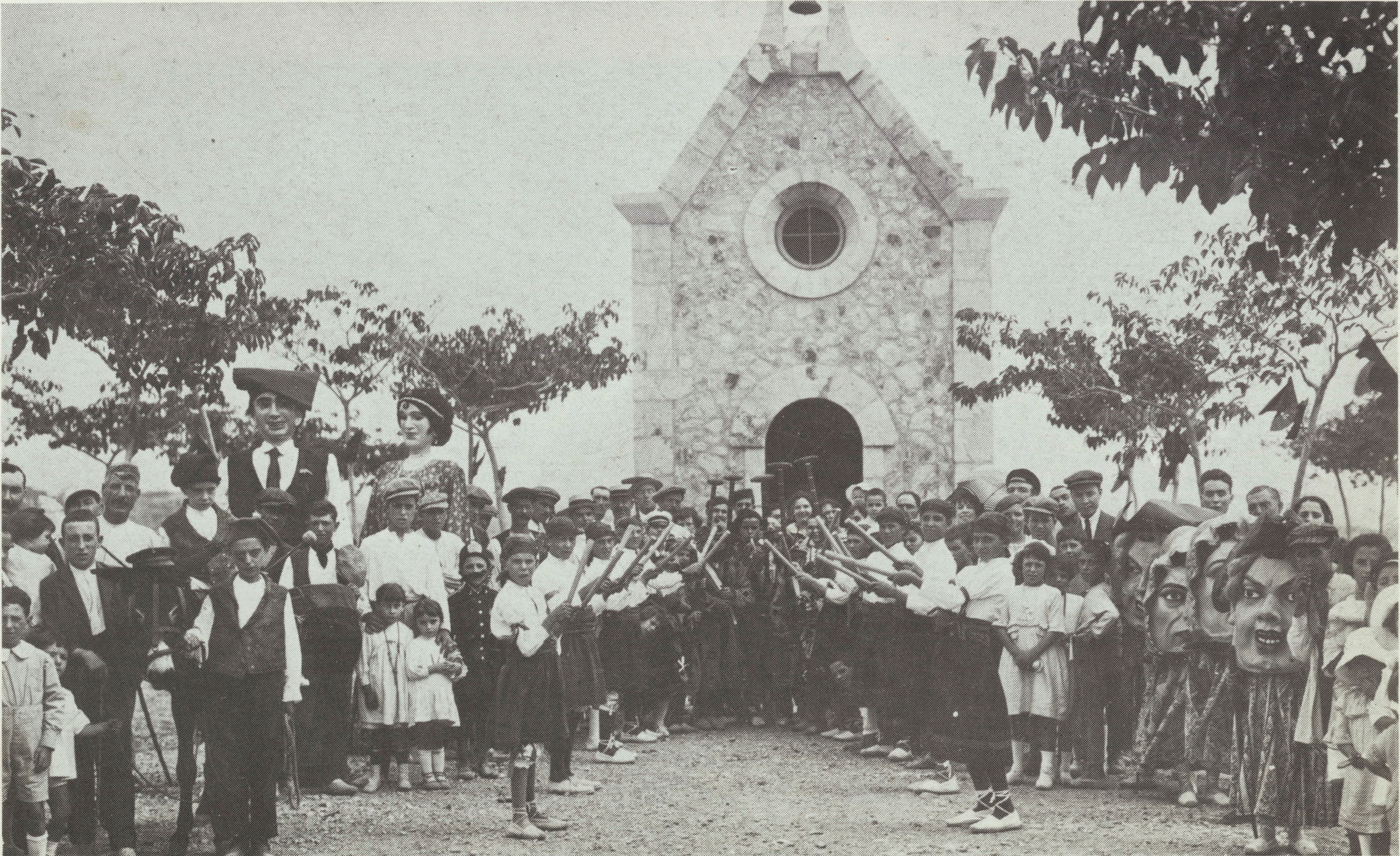 Actuació commemorativa del Ball de Diables Infantil a l’ermita de la Salut