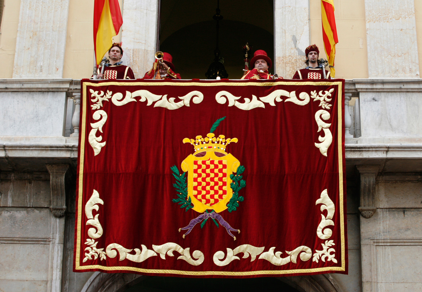 Macers i trompeters al balcó de l'Ajuntament de Tarragona