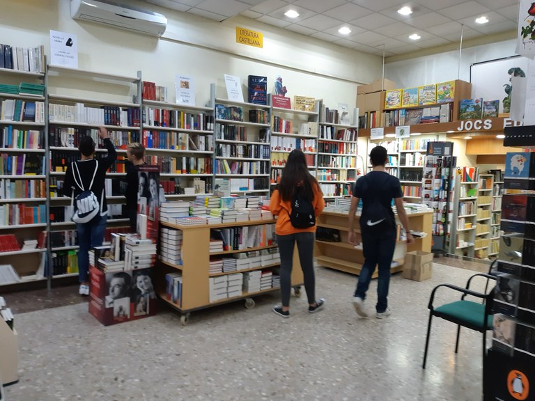 Escoltar contes als llocs secrets d'una llibreria