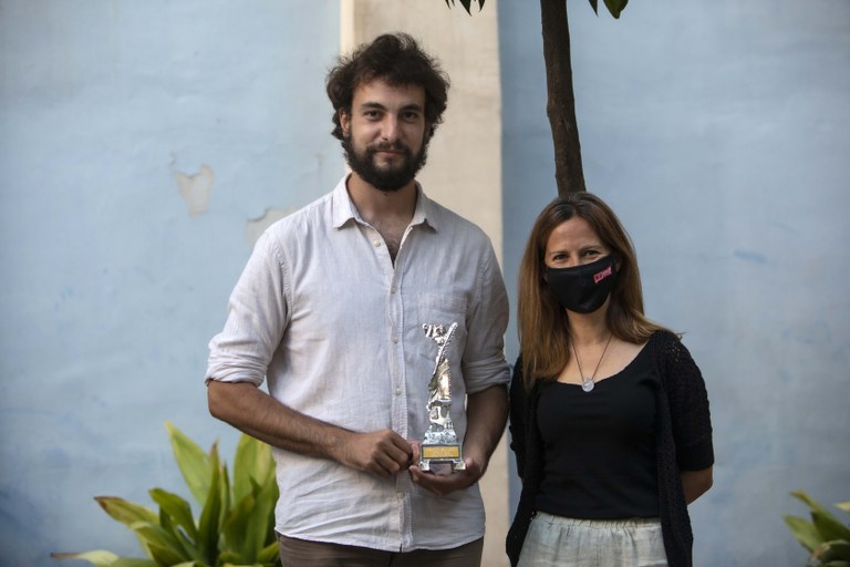 La consellera de Cultura de l’Ajuntament , Inés Solé, lliura a Pau Sabaté el premi Premi Vidal Alcover de traducció