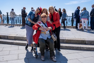 La tinenta d'alcalde, Montse Adan, participa en la iniciativa de "Sant Jordi en Companyia"