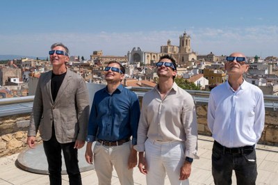 L'Ajuntament de Tarragona reparteix prop de 23.000 ulleres gratuïtes per veure l'eclipsi