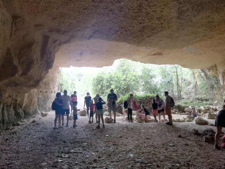 El cicle 'Matins en família' clou amb un passeig fins a les coves del Llorito