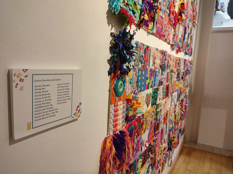 Més de 300 alumnes de primària exposen la peça col·lectiva d'art tèxtil que han creat al llarg del curs 