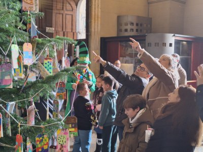 L'Arbre dels desitjos ja llueix a l'Ajuntament