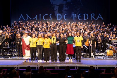 Infants de diverses escoles de la ciutat omplen el Teatre Tarragona amb la cantata 'Amics de pedra'