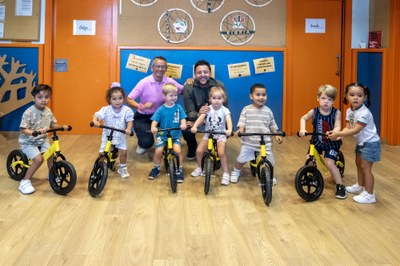 Les llars d'infants municipals reben 50 bicicletes sense pedals amb motiu del pas del Tour de França