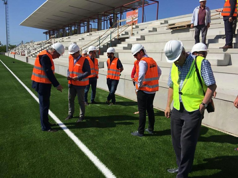 L'Alcalde Ballesteros visita les obres del camp de futbol municipal de Calafell, seu dels Jocs Mediterranis