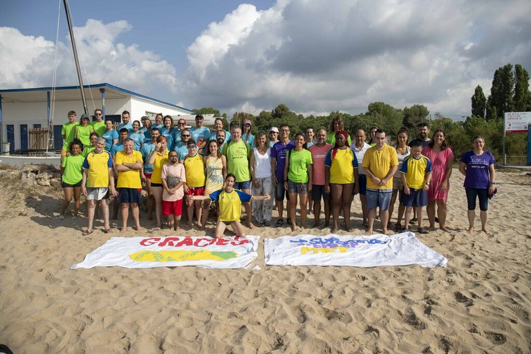 La platja Llarga acull la segona edició de les jornades de pàdel surf Onades inclusives