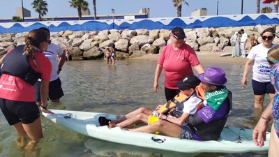 Tornen les onades inclusives a Tarragona per promoure l'esport accessible 