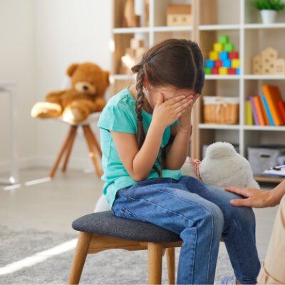"Entorns segurs: identificació i prevenció de la violència sexual infantil"