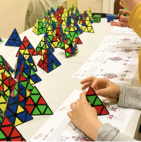 Taller de matemàtiques "Resolem la piràmide de Rubik!"