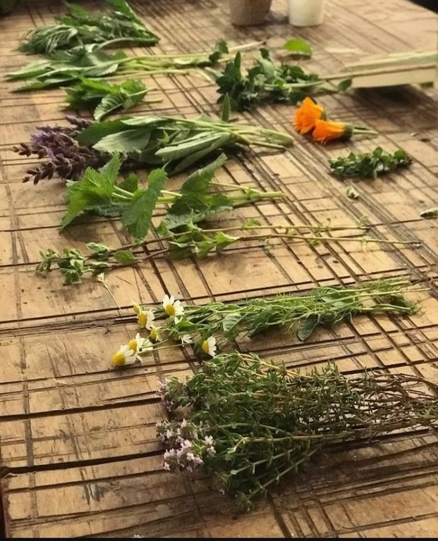 Creences i supersticions. Fem sahumeris i aigua florida