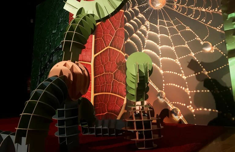 Unions i connexions. La geometria a la natura