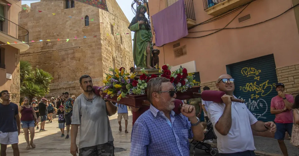 Festes de Sant Roc | Anada a ofici amb els gegants, els nanos i el canó