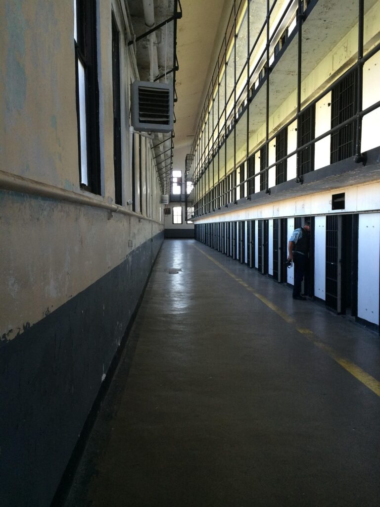 “ABOMINAR DEL CRIM I COMPADIR EL DELINQÜENT? AU VA!! QUE ELS TANQUIN!!!!” Narratives i contes a cau d’orella