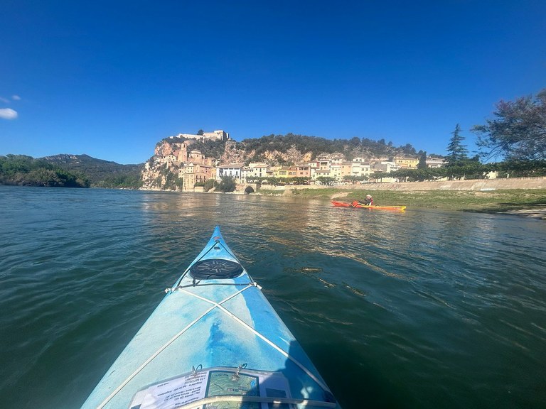 Ruta guiada en caiacs en suau descens pel riu Ebre + visita Miravet 