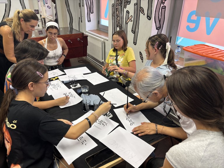 Taller de cal·ligrafia coreana.