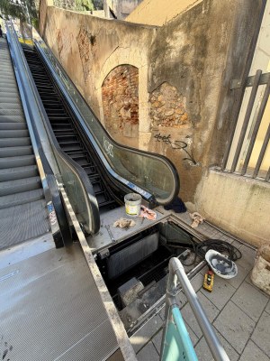 Comencen els treballs de substitució de la cadena d'un tram d'escales mecàniques del carrer Vapor