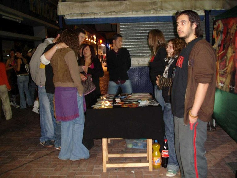 Acció informativa sobre consums de drogues i alcohol a la plaça de la Font