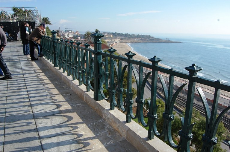El primer tram de la barana del Balcó del Mediterrani ja està restaurat