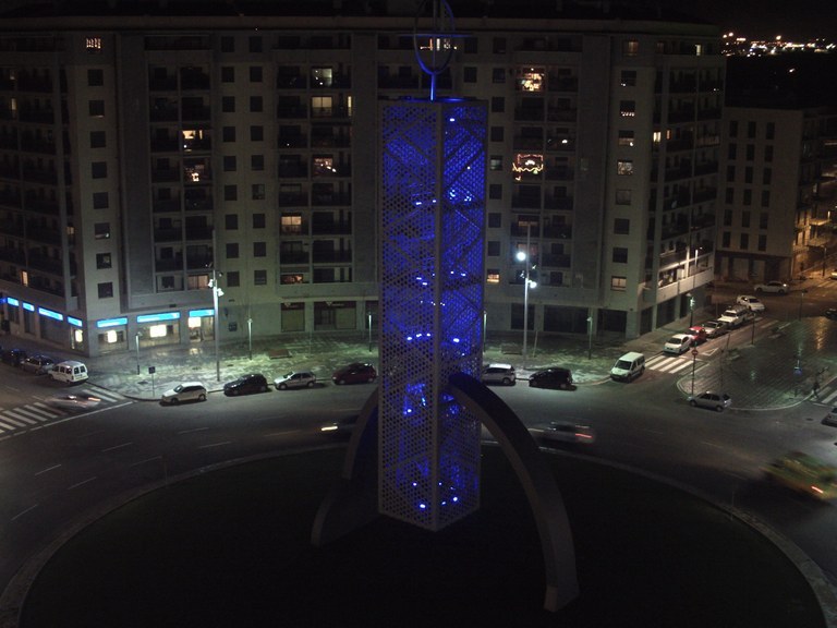 La Torre dels Vents s'il·lumina de blau de la bandera europea