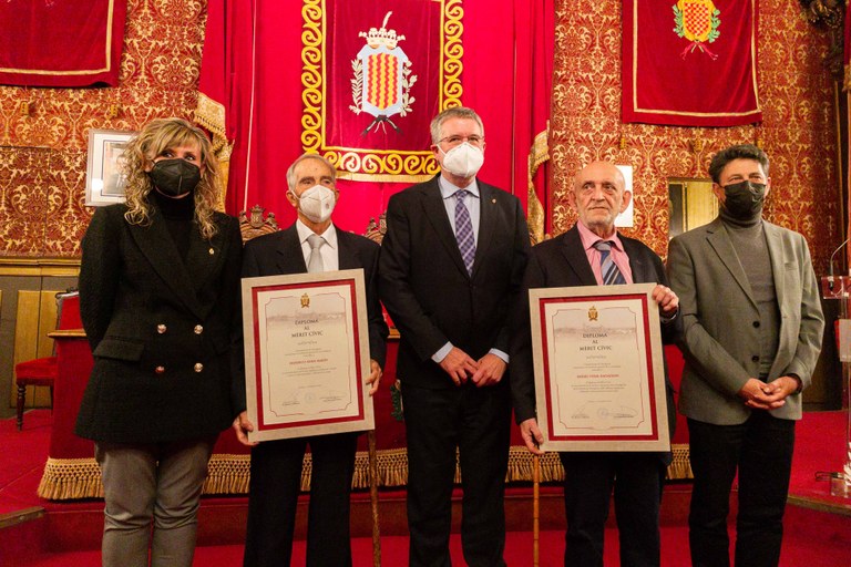 Federico Adan i Rafel Vidal Ragazzon reben les distincions al Mèrit Cívic de l'Ajuntament