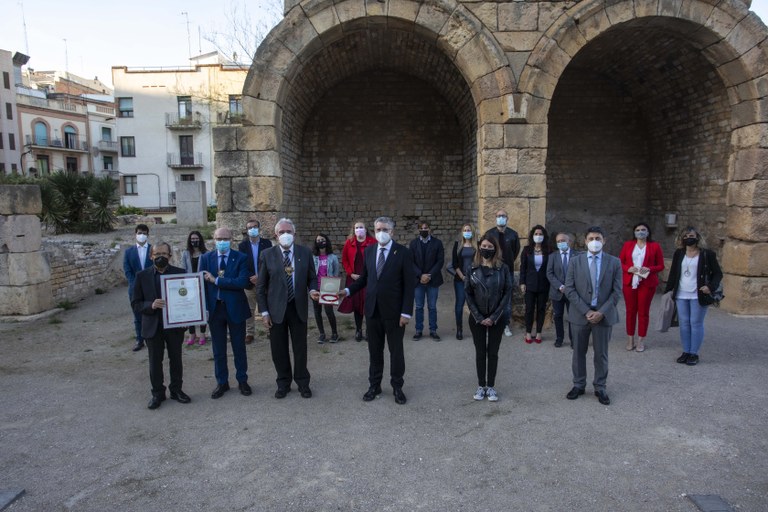 L'alcalde de Tarragona, Pau Ricomà, lliura la medalla de la ciutat al Gremi de Pagesos de Sant Llorenç i Sant Isidre