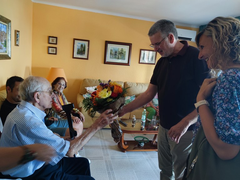 L'alcalde de Tarragona, Pau Ricomà, felicita a l'avi centenari Angel Delgado Velasco