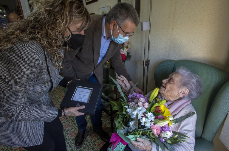 L'alcalde felicita Benita Berga amb motiu del seu 100è aniversari