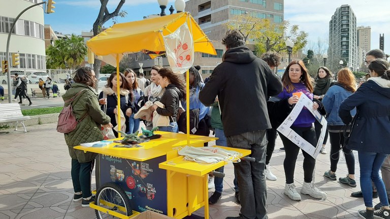 L'Infomòbil arriba al carrer per recollir propostes i donar informació als joves