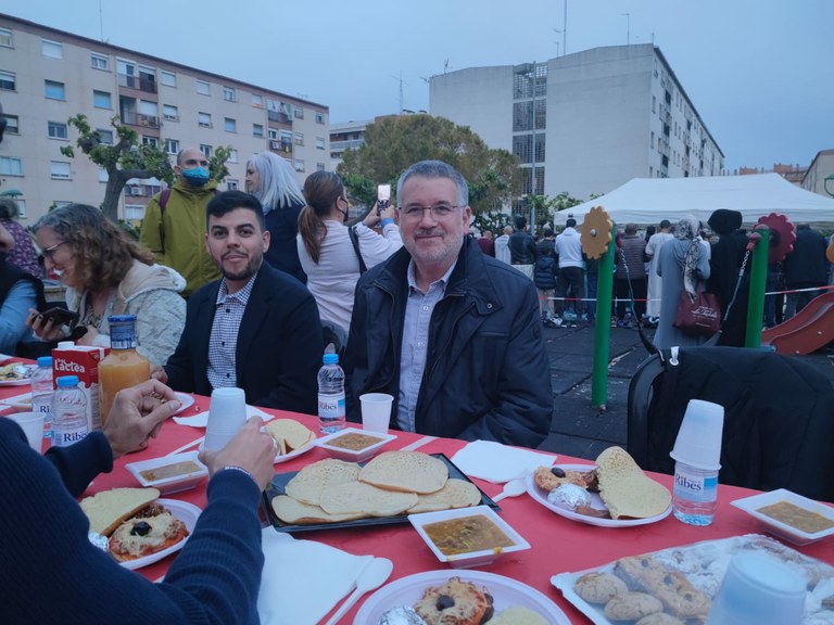 L'alcalde Ricomà comparteix el sopar del Ramadà amb la comunitat musulmana de Sant Pere i Sant Pau